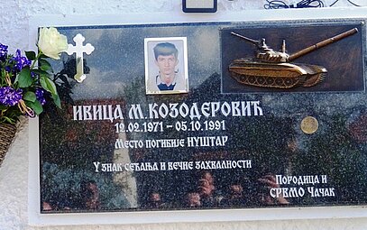 Спомен плоча погинулом борцу Ивици Козодеровићу