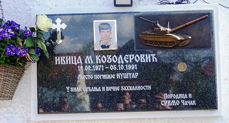 Спомен плоча погинулом борцу Ивици Козодеровићу