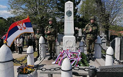 Полагање венца на споменик Степе Степановића