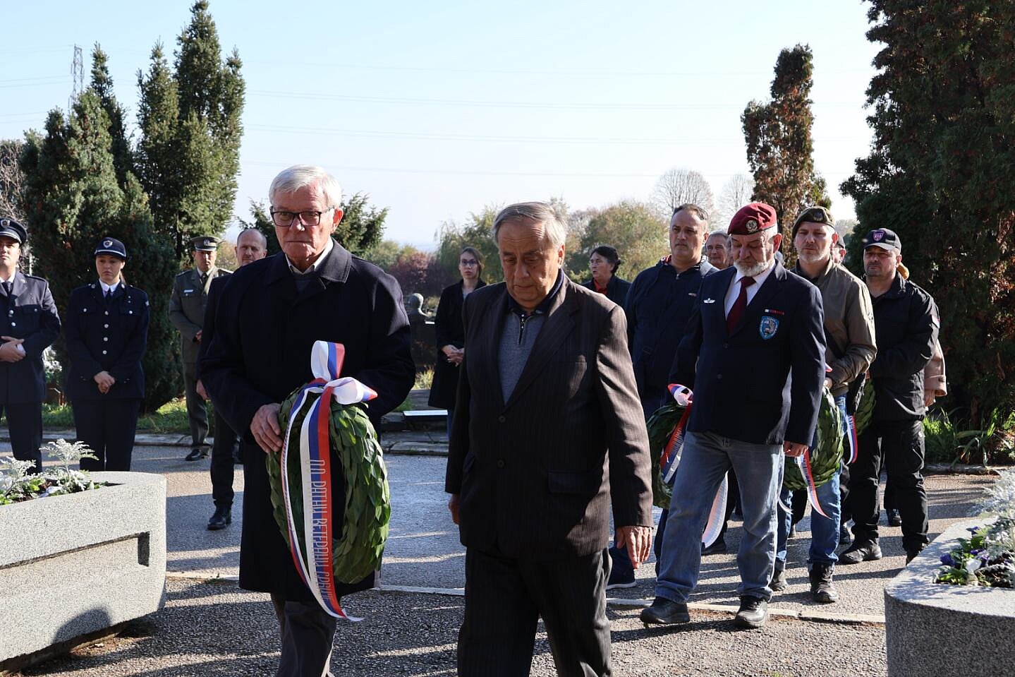 Полагањем венаца на споменик „Четири вере“ у Чачку обележен Дан примирја у Првом светском рату